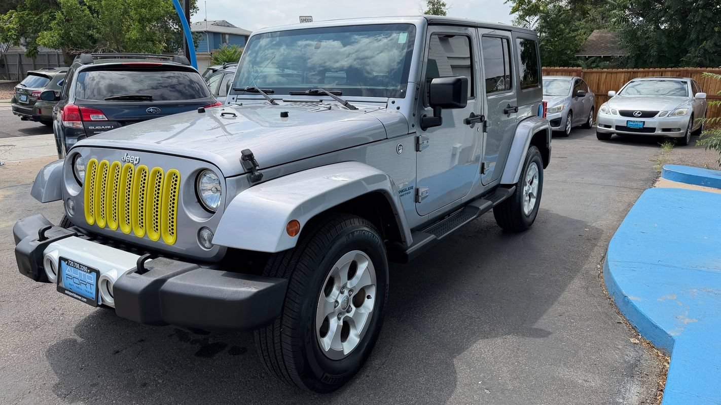 Used 2015 Jeep Wrangler Unlimited Sahara w/ Connectivity Group AWD/4WD image 5