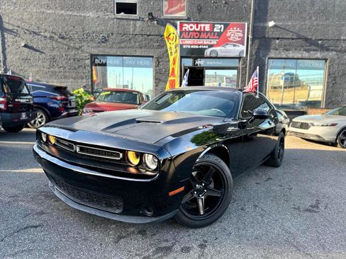 Used 2019 Dodge Challenger SXT RWD image 1