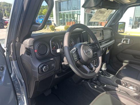 New 2026 Jeep Gladiator Rubicon w/ Steel Power Dome Hood Package AWD/4WD image 16
