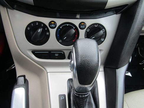 Used 2013 Ford Focus SE w/ SE Winter Pkg FWD image 23