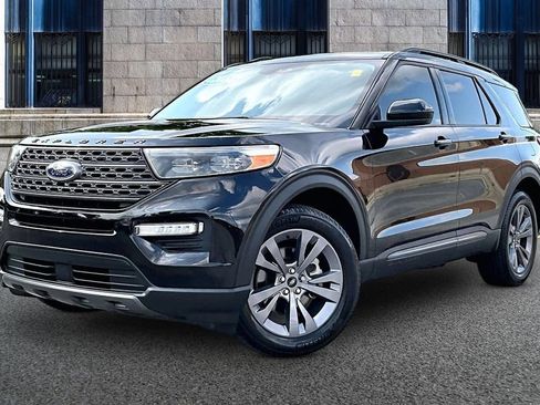 Used 2022 Ford Explorer XLT w/ Equipment Group 202A AWD/4WD image 2