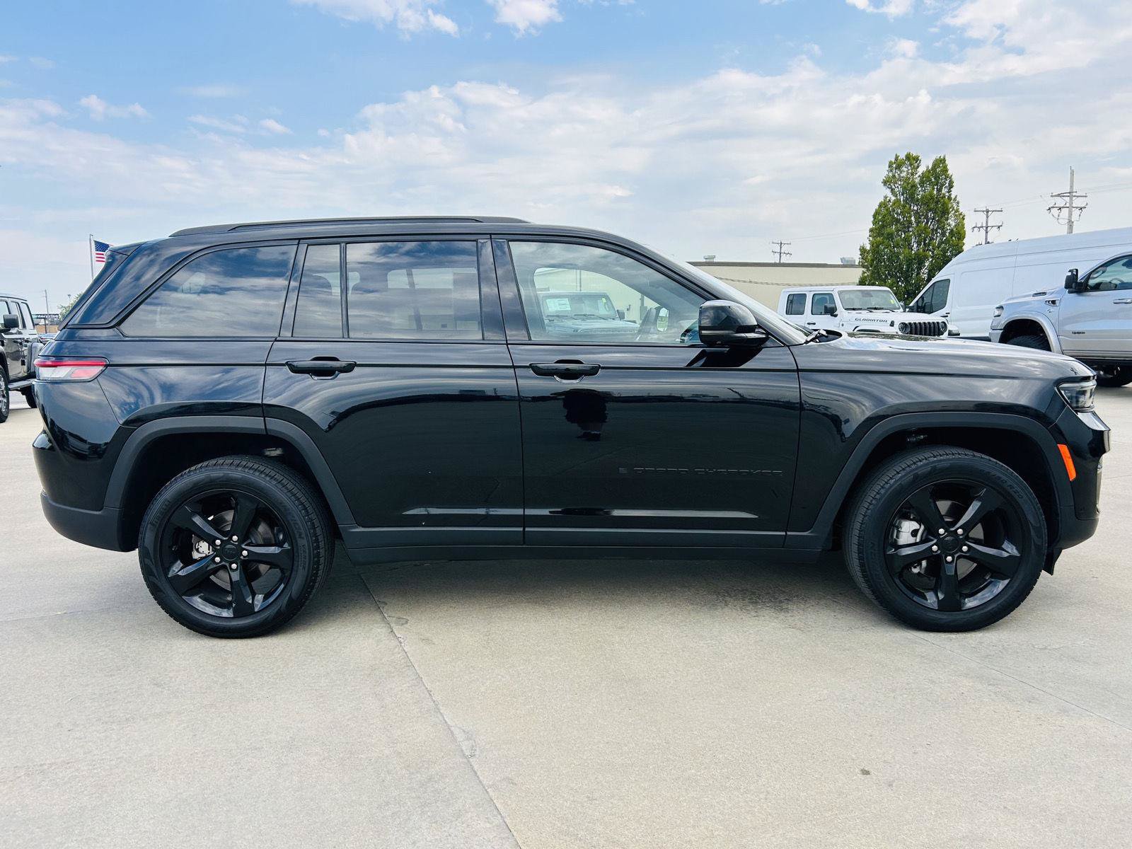 Used 2024 Jeep Grand Cherokee Limited w/ Luxury Tech Group II AWD/4WD image 45
