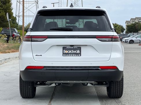 New 2025 Jeep Grand Cherokee Altitude image 5