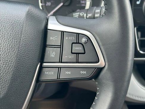 Certified 2025 Toyota Highlander XLE FWD image 41