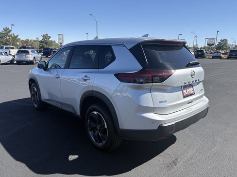 Used 2025 Nissan Rogue SV AWD/4WD image 5
