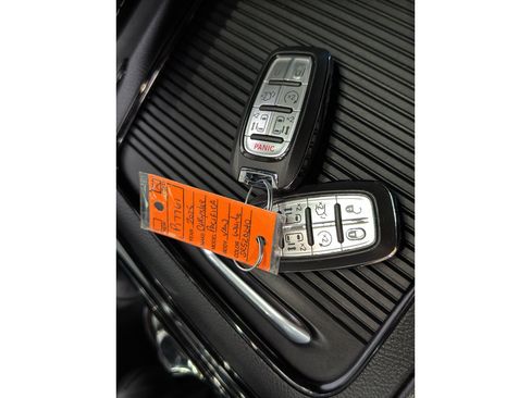 Used 2025 Chrysler Pacifica Limited FWD image 41