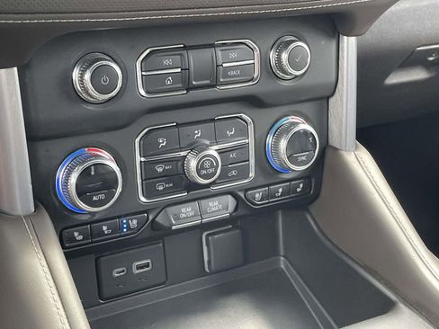 Used 2023 GMC Yukon SLT w/ SLT Luxury Package image 27