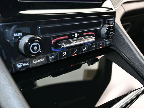 Used 2024 Jeep Grand Cherokee L Laredo image 24