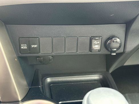 Used 2014 Toyota RAV4 LE AWD/4WD image 23