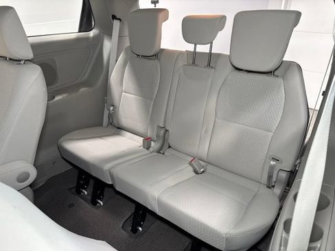 Used 2018 Kia Sedona L FWD image 24