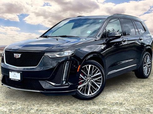 Used 2023 Cadillac XT6 Sport w/ Technology Package AWD/4WD image 3