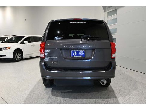 Used 2019 Dodge Grand Caravan SXT w/ Blacktop Package FWD image 7