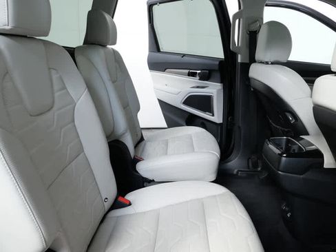 Used 2021 Kia Telluride SX w/ SX Prestige Package image 19