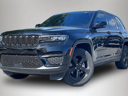 Used 2022 Jeep Grand Cherokee Altitude image 2