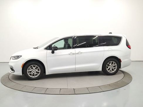 Used 2024 Chrysler Pacifica Touring-L FWD image 4
