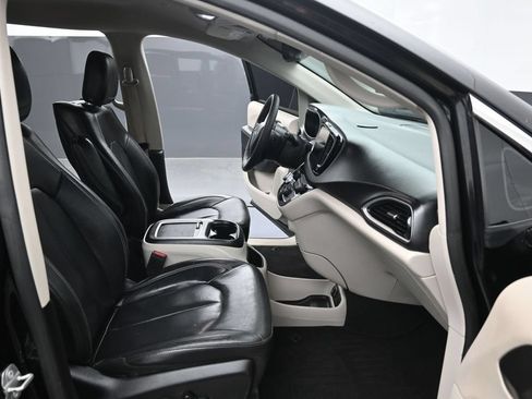 Used 2022 Chrysler Pacifica Touring-L w/ Uconnect Theater Family Group FWD image 37