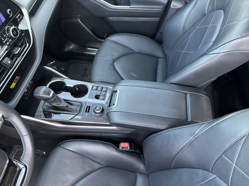 Certified 2025 Toyota Highlander Platinum AWD/4WD image 23