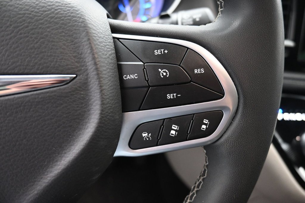 Used 2023 Chrysler Pacifica Touring-L FWD image 18
