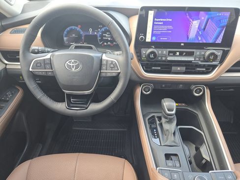 Used 2025 Toyota Grand Highlander AWD image 28