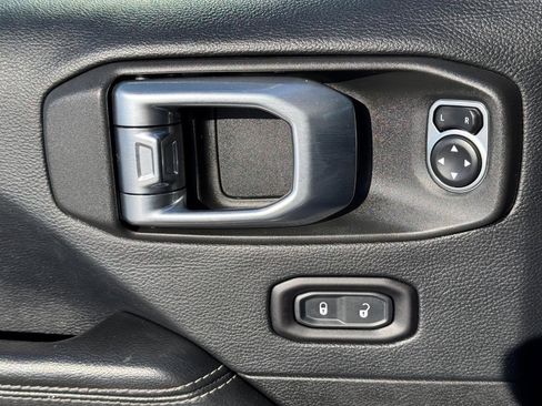 Used 2018 Jeep Wrangler Unlimited Sahara image 27