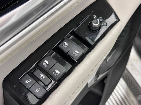 Used 2022 Jeep Wagoneer Series III w/ Premium Group I image 23