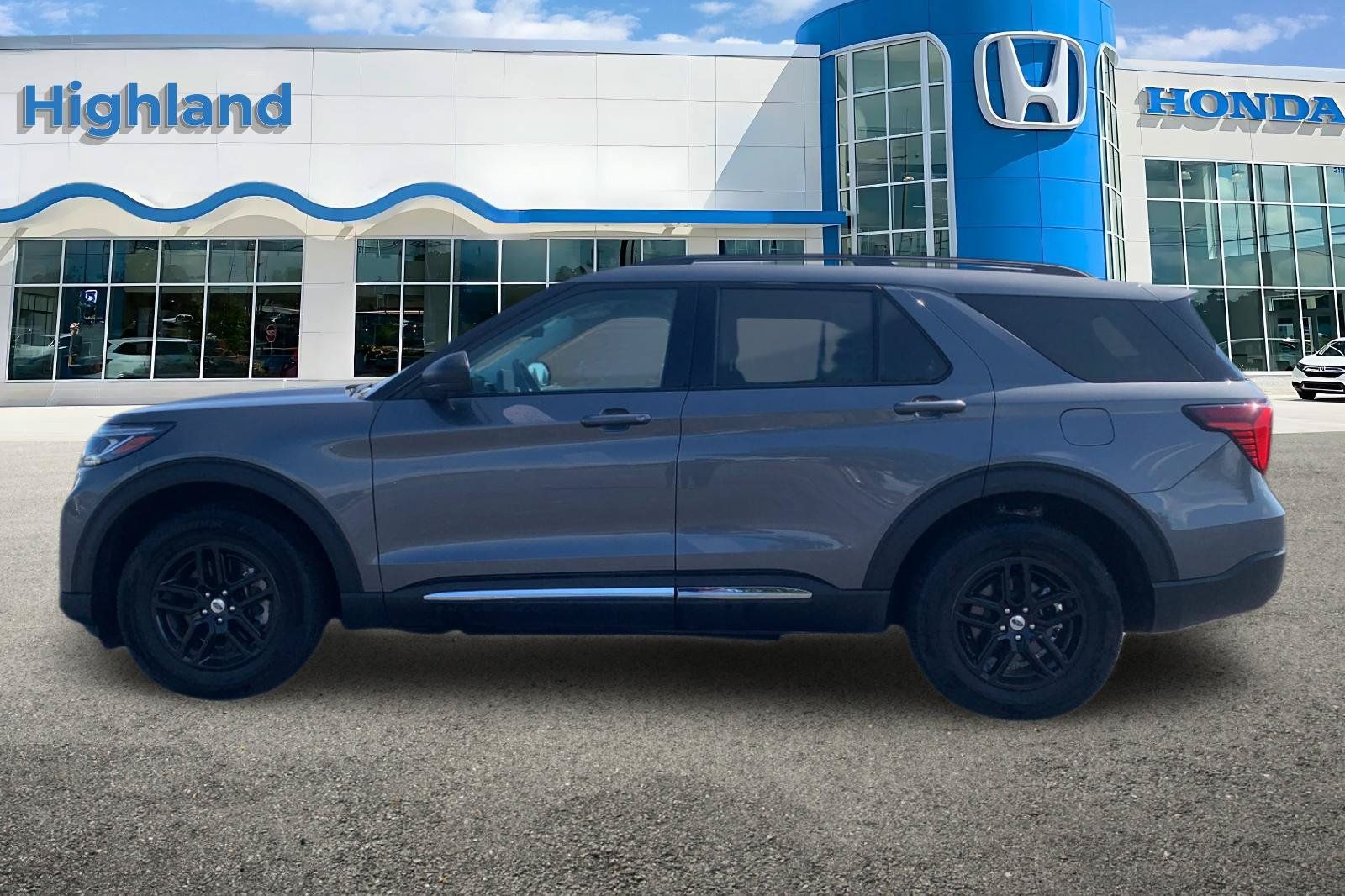 Used 2025 Ford Explorer Active AWD/4WD image 2