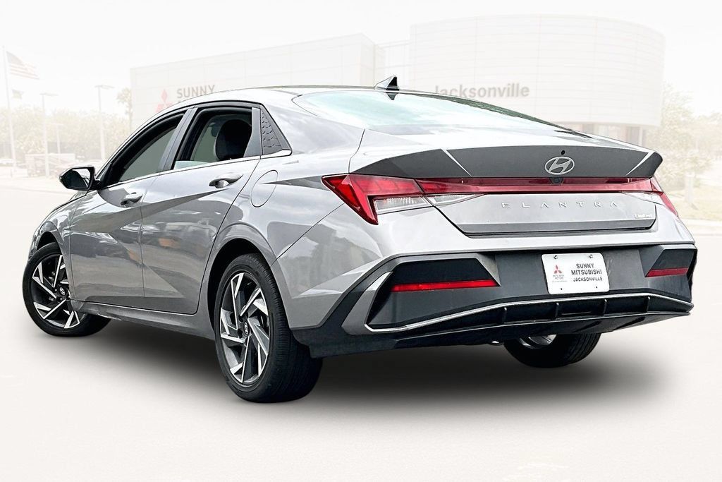 Used 2025 Hyundai Elantra Limited FWD image 4
