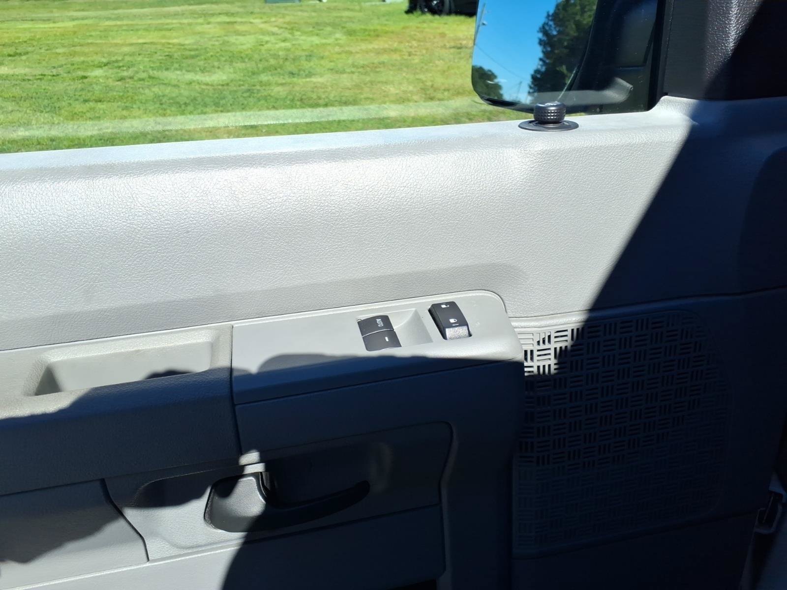 Used 2011 Ford E-350 and Econoline 350 XLT RWD image 8