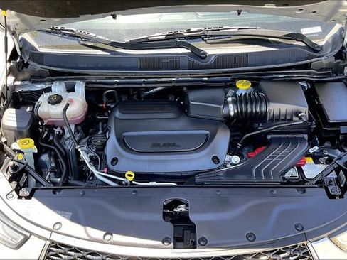 Used 2023 Chrysler Pacifica Touring-L FWD image 9