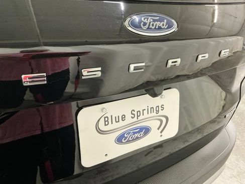 Used 2025 Ford Escape Platinum AWD/4WD image 5