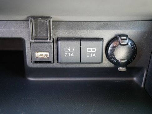 Used 2021 Toyota Highlander XLE image 32