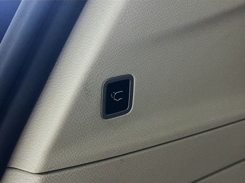 Used 2023 Chrysler Pacifica Touring-L image 31