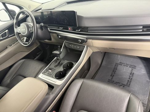 Used 2025 Kia Carnival FWD image 11