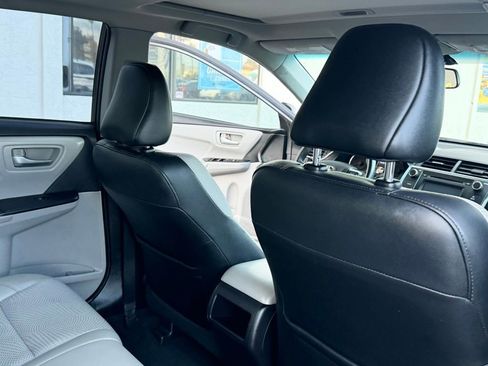 Used 2017 Toyota Camry SE image 19