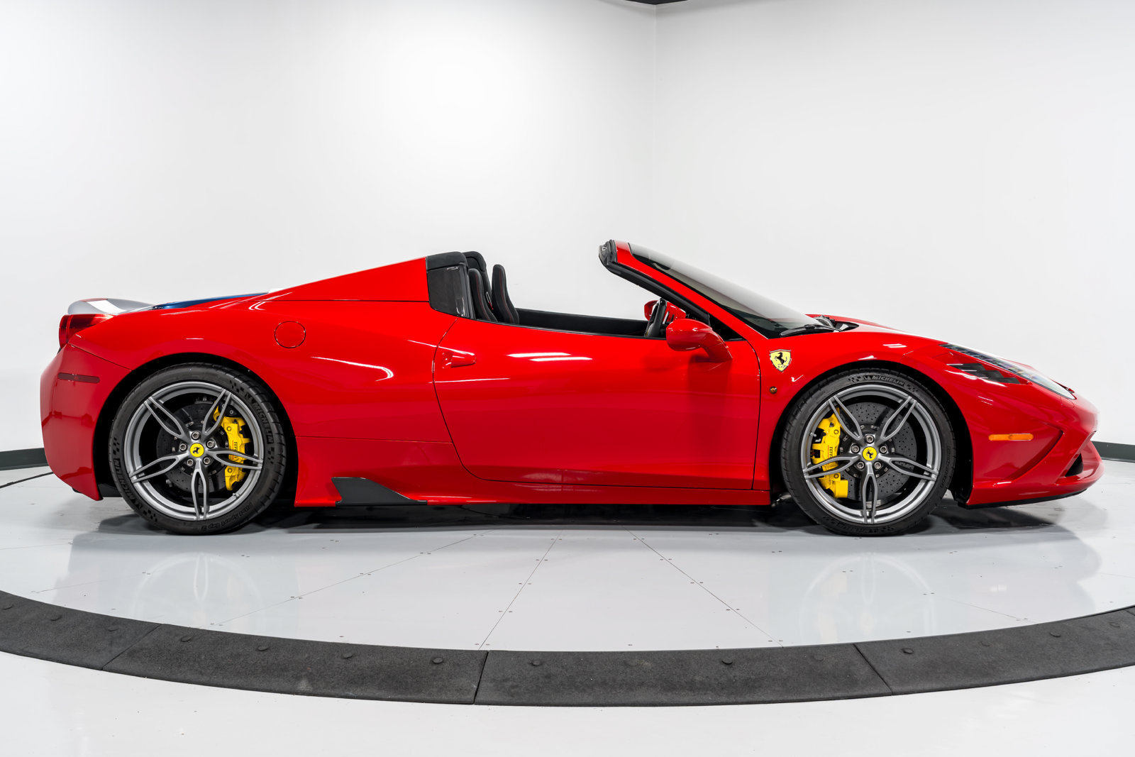Used 2015 Ferrari 458 Speciale A RWD image 2