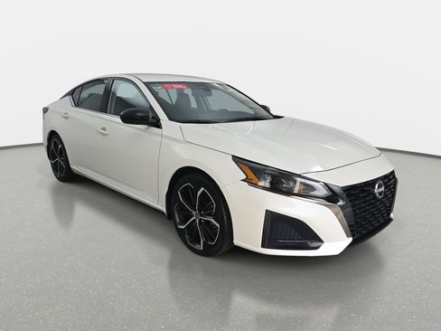 Certified 2023 Nissan Altima 2.5 SR image 3