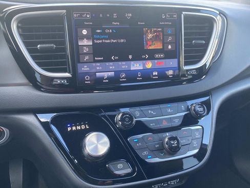 Certified 2025 Chrysler Pacifica Select image 28