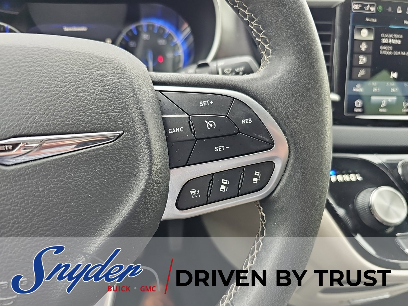 Used 2023 Chrysler Pacifica Touring-L FWD image 14