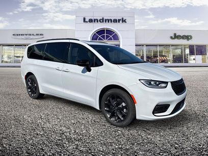 New 2026 Chrysler Pacifica Limited w/ S Appearance Package