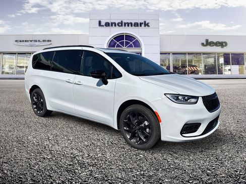 New 2026 Chrysler Pacifica Limited w/ S Appearance Package image 1