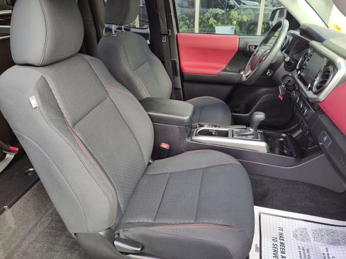 Used 2021 Toyota Tacoma TRD Sport image 17