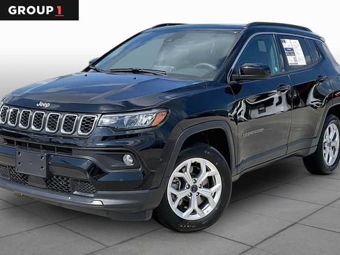 Used 2025 Jeep Compass Latitude w/ Sun & Sound Group AWD/4WD image 1