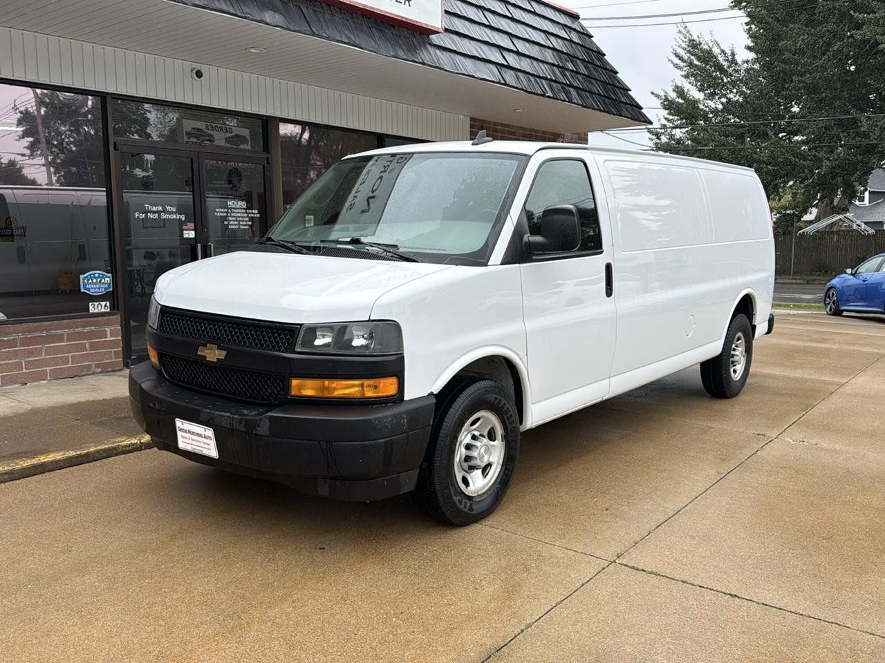 Used 2019 Chevrolet Express 3500 Extended w/ Driver Convenience Package RWD image 2