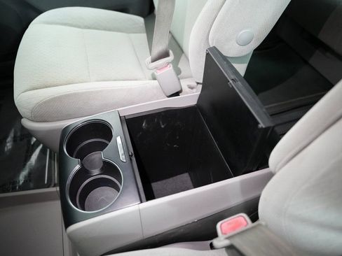 Used 2018 Toyota Sienna LE w/ Carpet Mat Package image 28