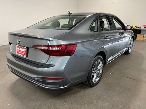 Used 2024 Volkswagen Jetta SE FWD image 2