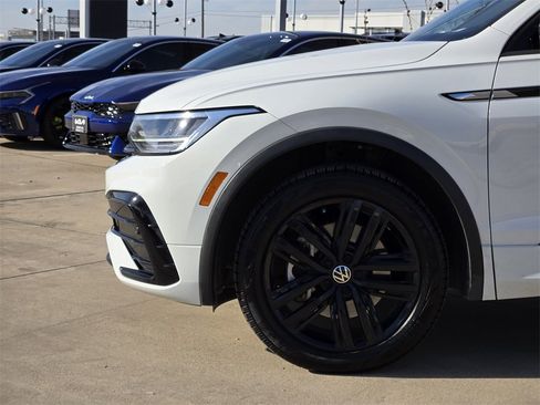 Used 2022 Volkswagen Tiguan SE R-Line image 14