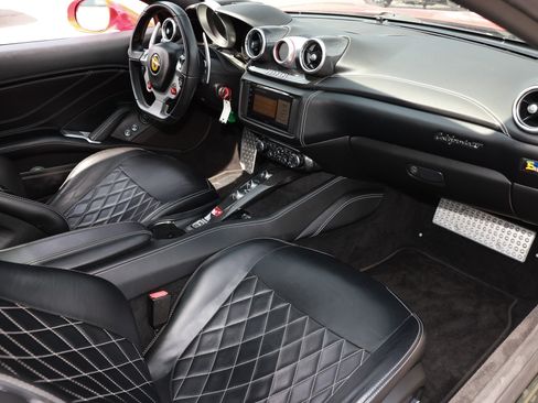 Used 2015 Ferrari California T RWD image 23