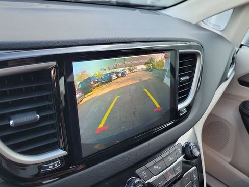 Used 2023 Chrysler Pacifica Touring-L image 22