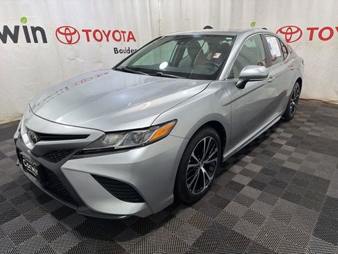 Used 2019 Toyota Camry SE w/ Convenience Package FWD image 3