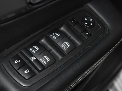 Used 2025 Chrysler Pacifica Select image 6